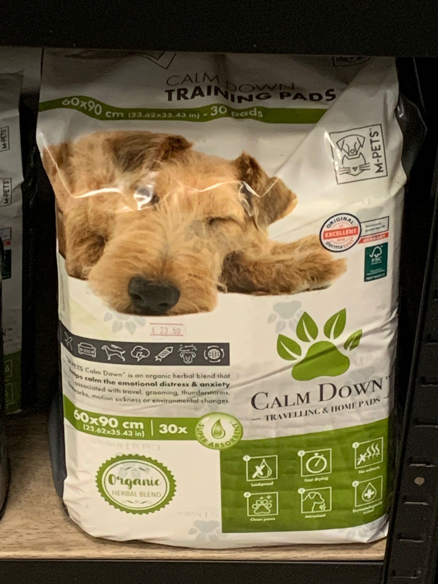 Una busta di tappetini da addestramento con un cane sopra.