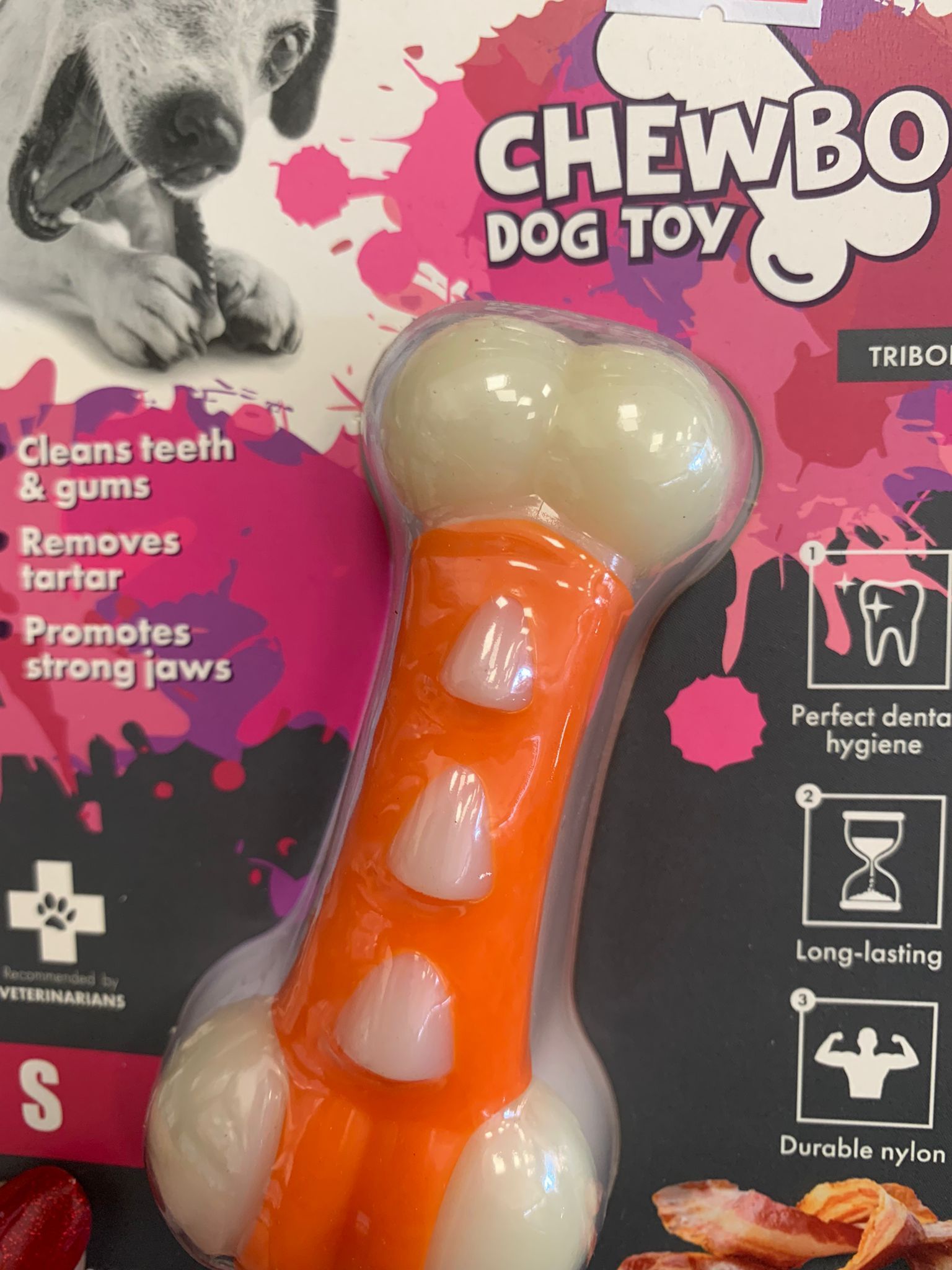 Un giocattolo per cani Chewbo con l'immagine di un cane sulla confezione