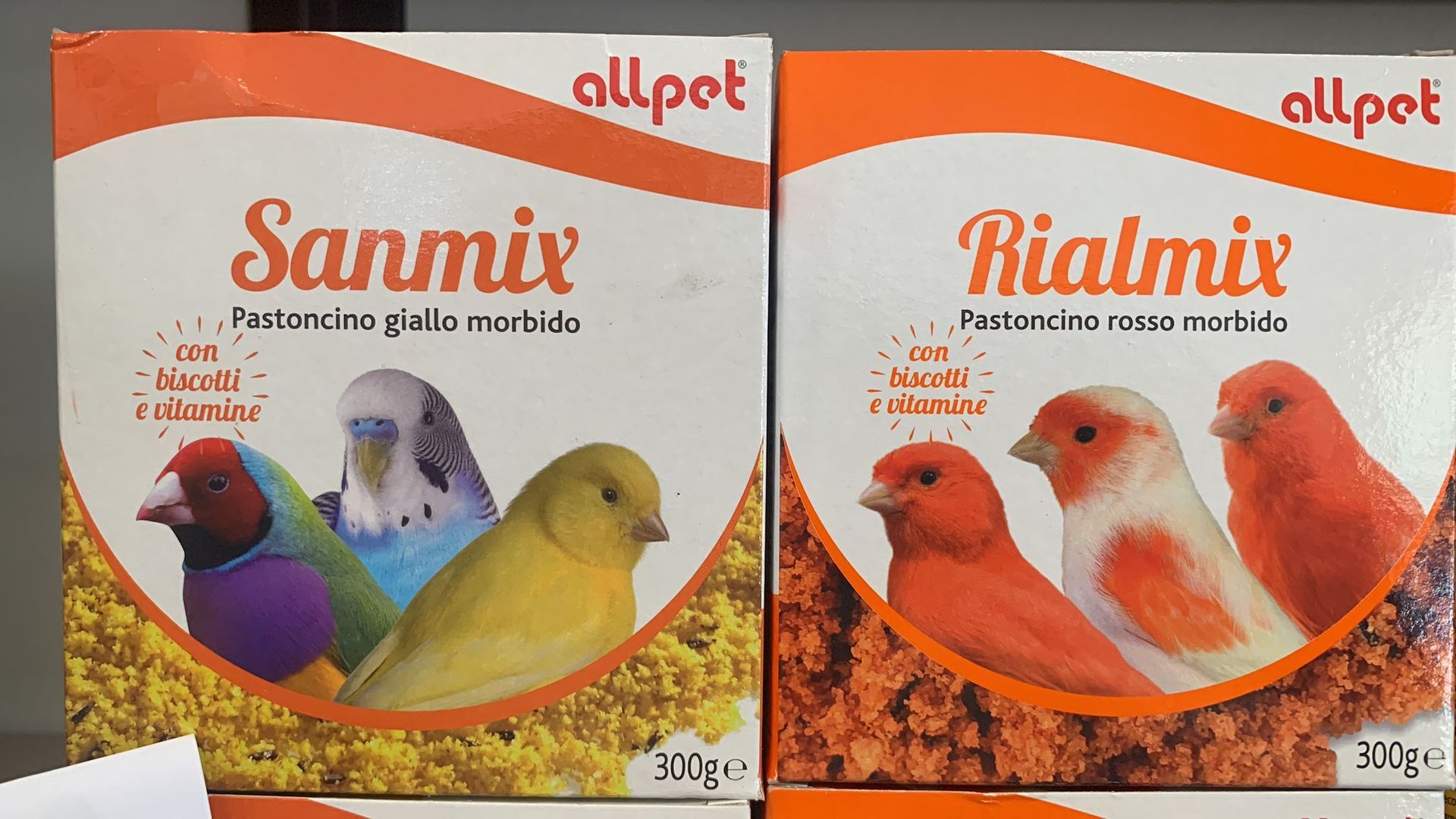 Due scatole di sanmix e rialmix con uccelli sopra