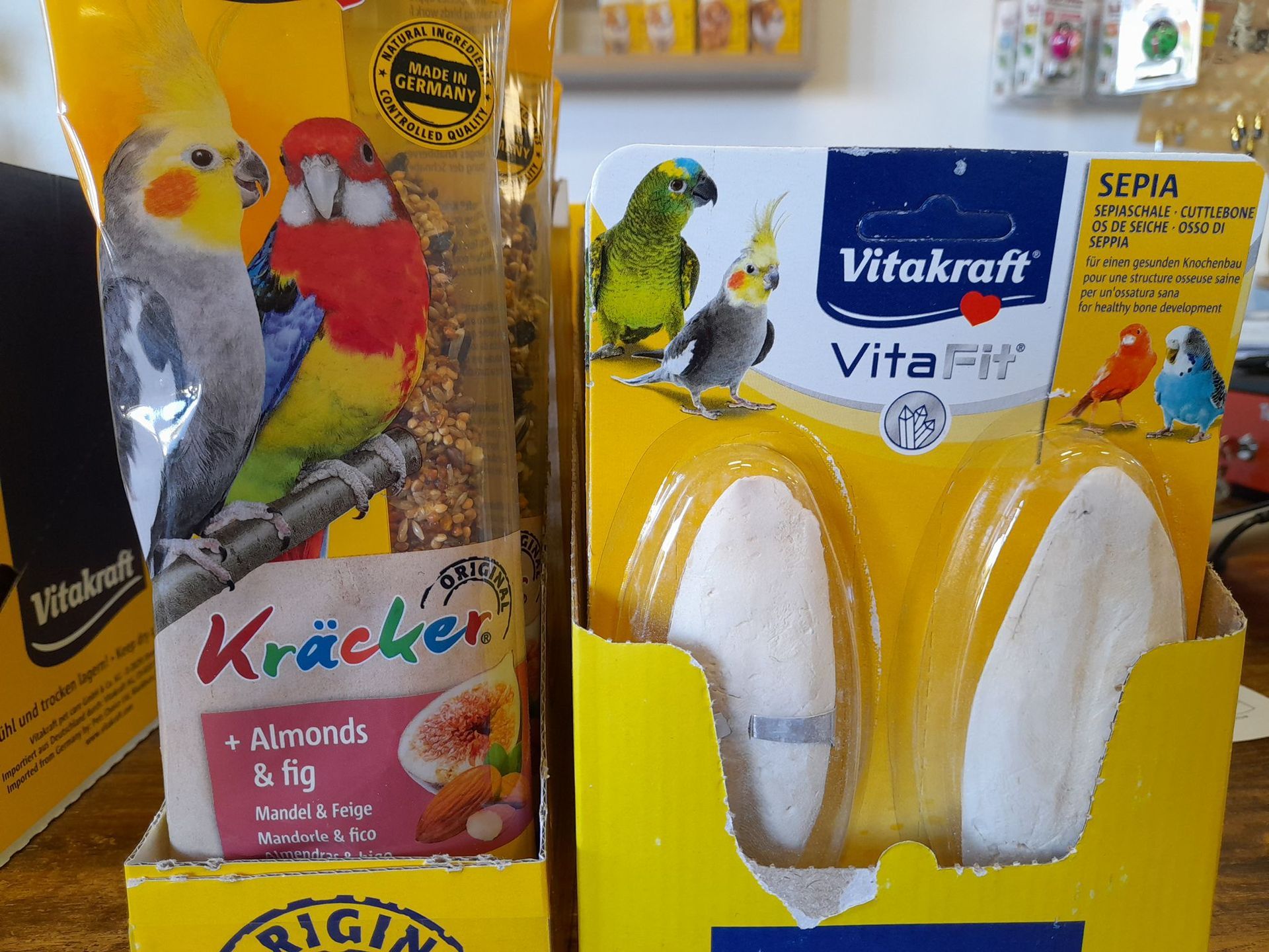 Un'esposizione di prodotti Vitakraft per uccelli