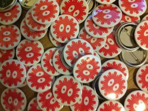 Spilla con faccina rossa