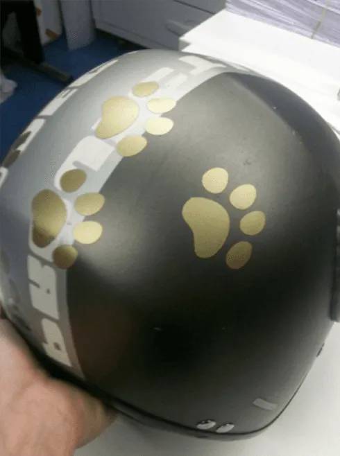 Casco serigrafato con impronte