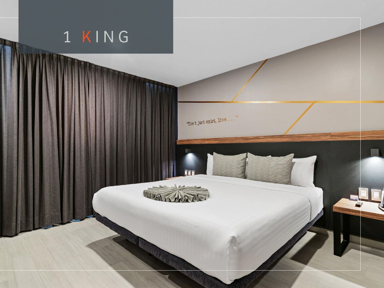 Dormitorio con cama king size, cortinas oscuras, decoración moderna, tonos neutros, mesa de noche con lámpara.