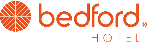 Logotipo del Bedford Hotel con diseño de círculo naranja y texto naranja.