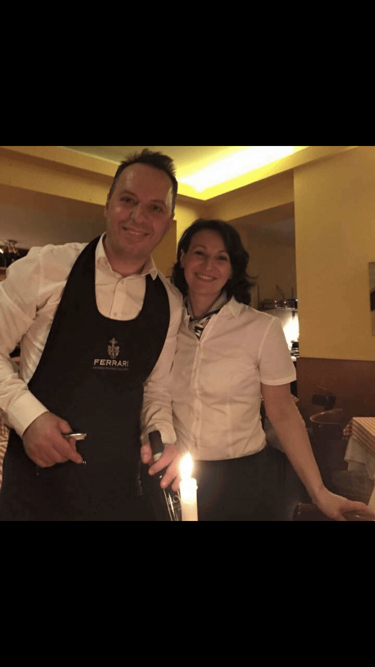 Ein Mann und eine Frau posieren in einem Restaurant für ein Foto.