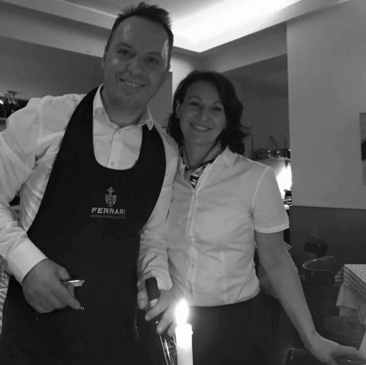 Ein Mann und eine Frau posieren für ein Foto und der Mann trägt eine Schürze mit der Aufschrift „Fernar“