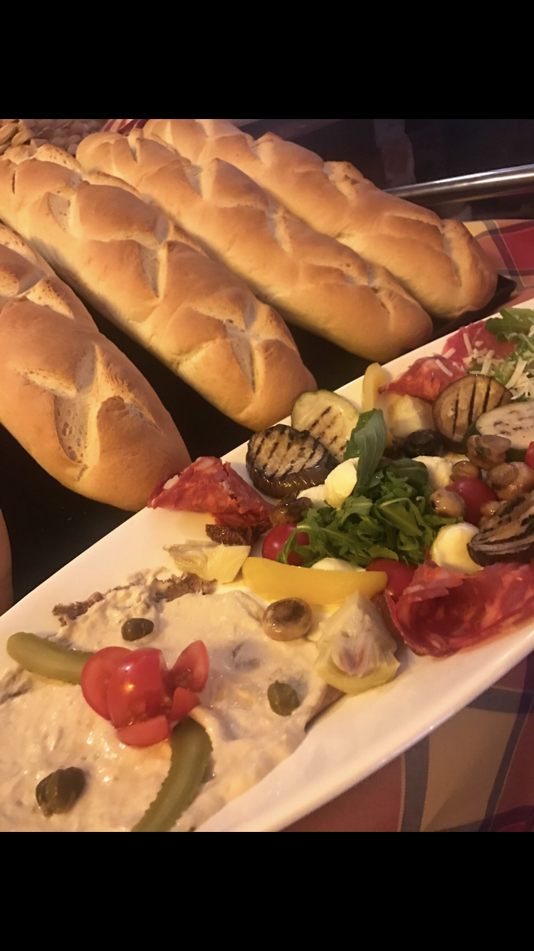 Ein Teller mit Essen, darauf Brot und Gemüse