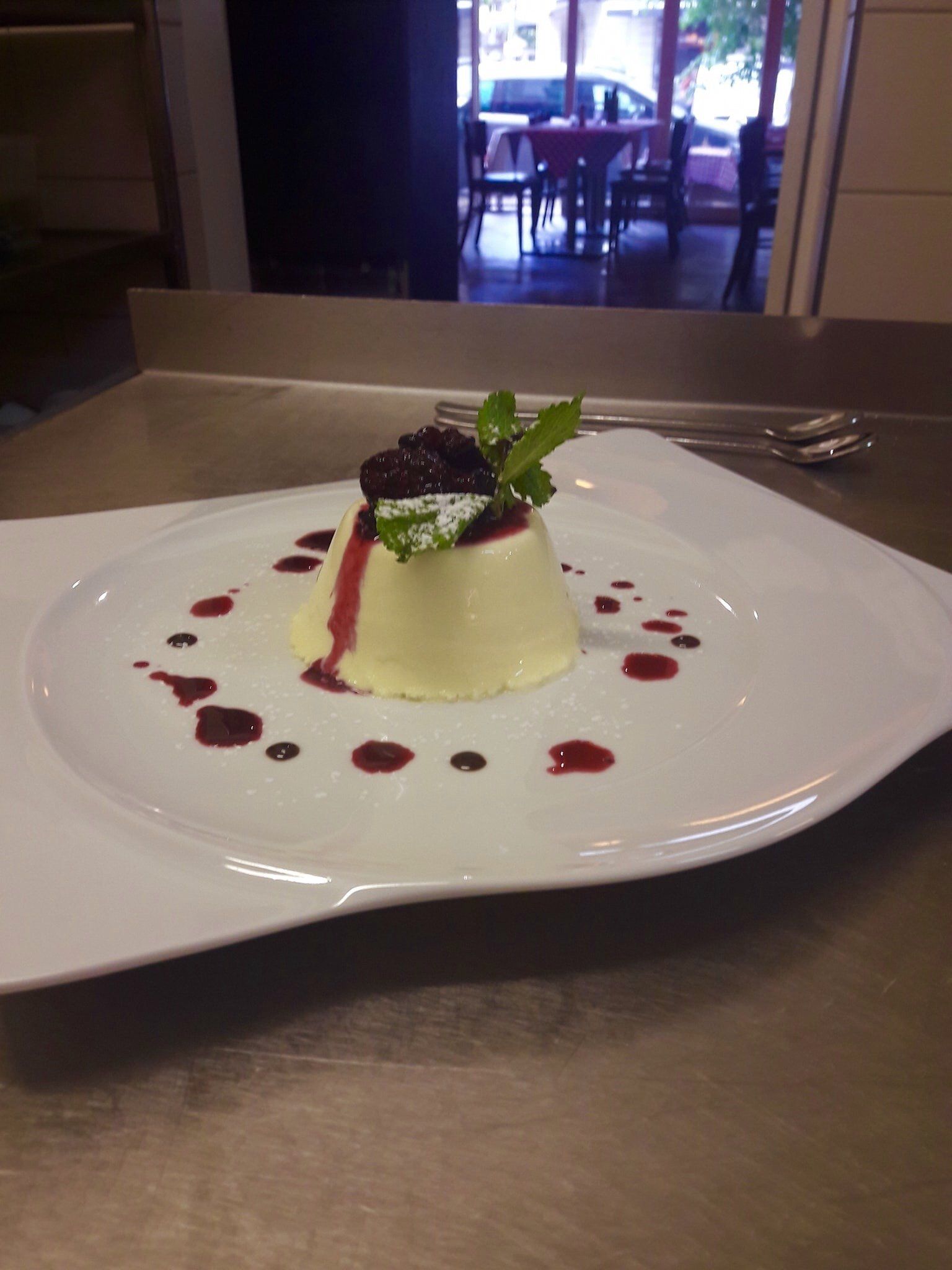 Ein weißer Teller mit einem Dessert darauf