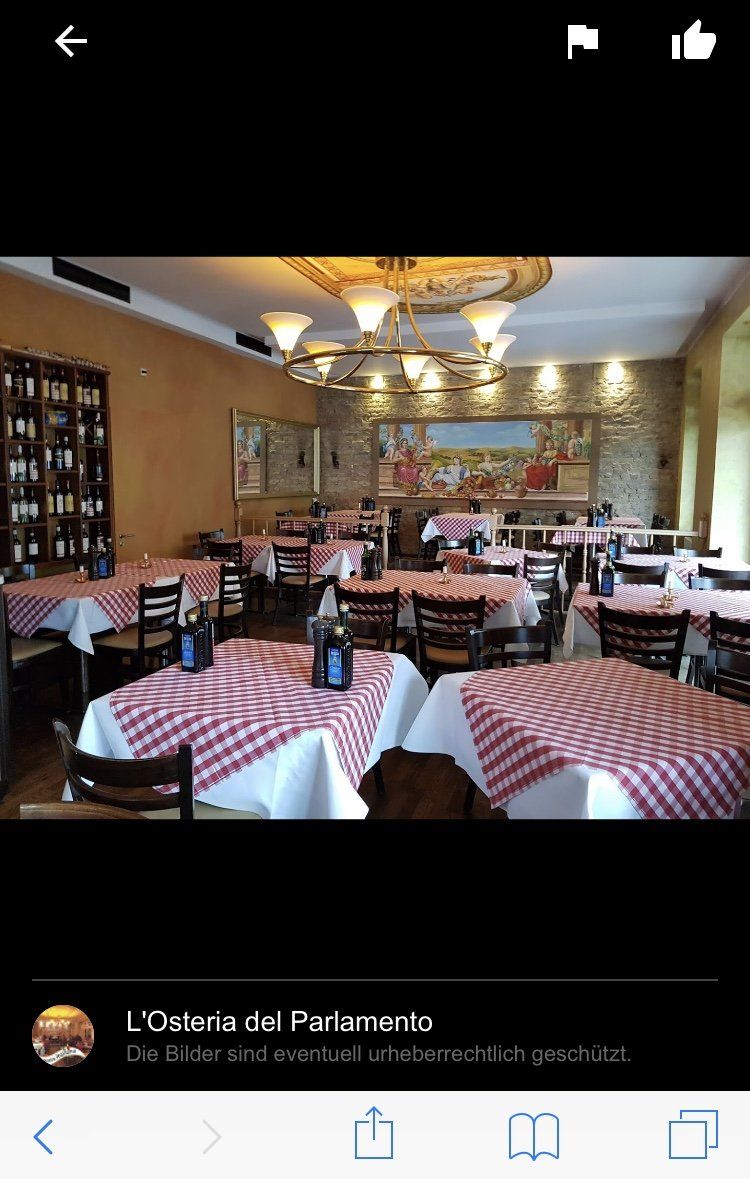 Ein Restaurant mit rot-weiß karierten Tischen und Stühlen.