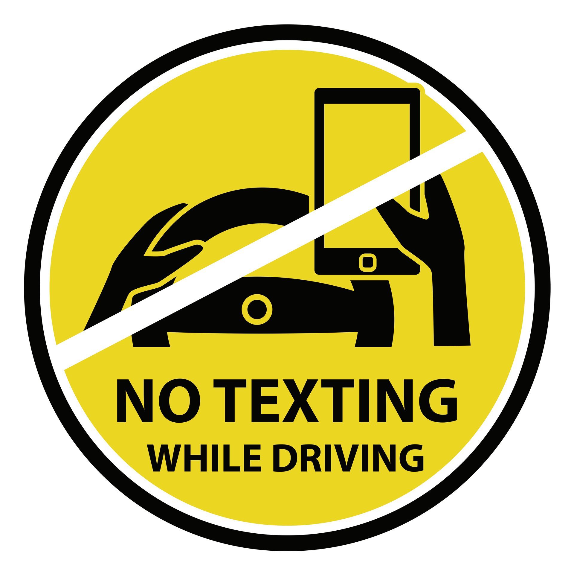 A yellow sign that says no texting while driving
