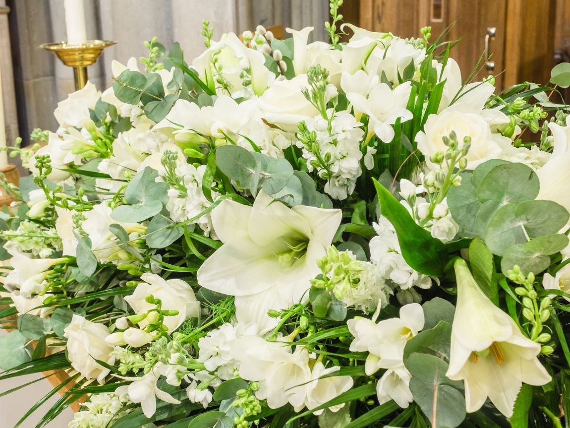 Addobbi floreali per funerali con fiori freschi