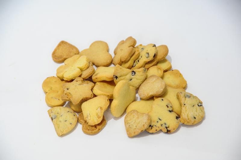 vari biscotti di pasta frolla