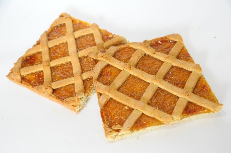 due tranci di crostata alla marmellata