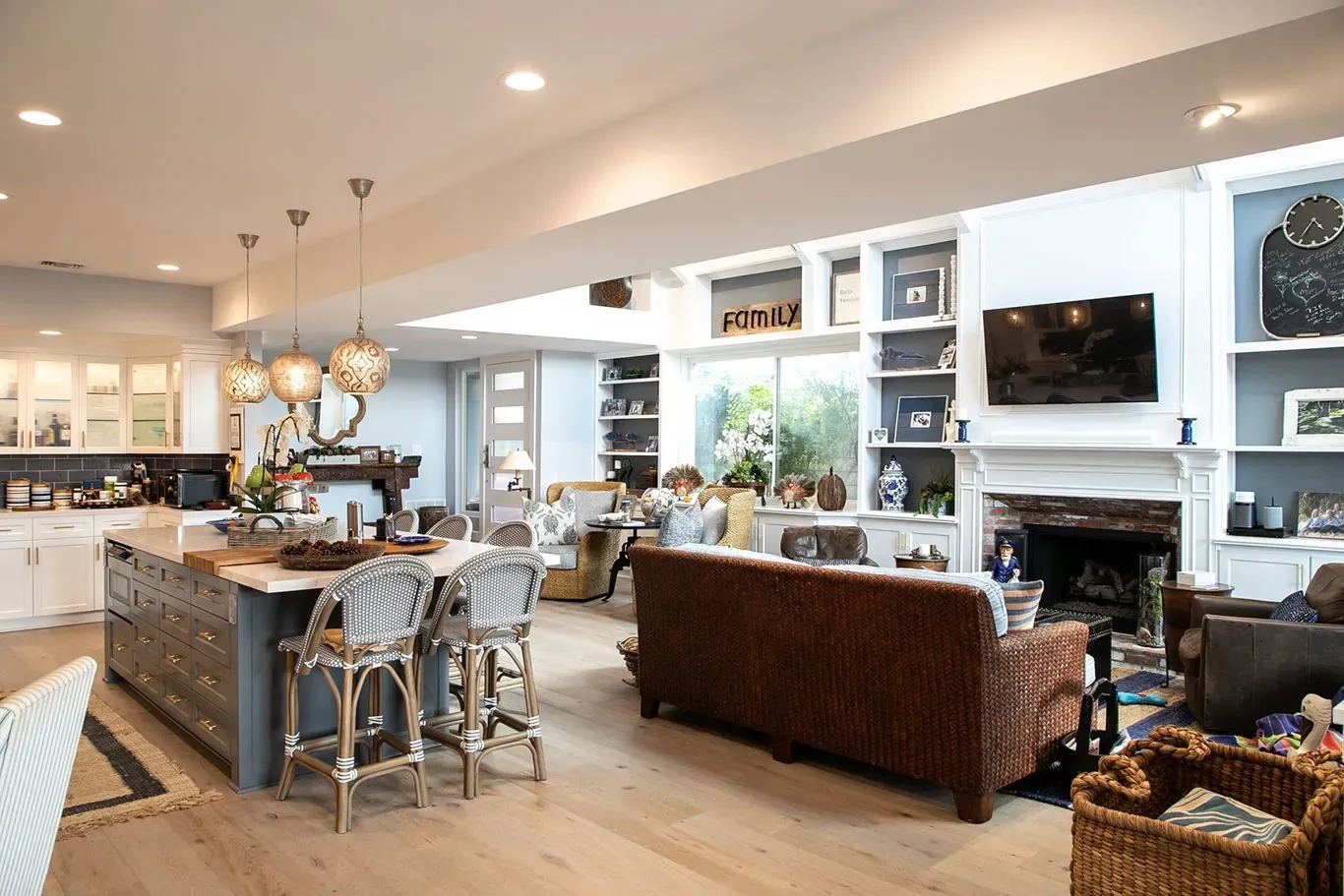 A living room filled with furniture and a fireplace.