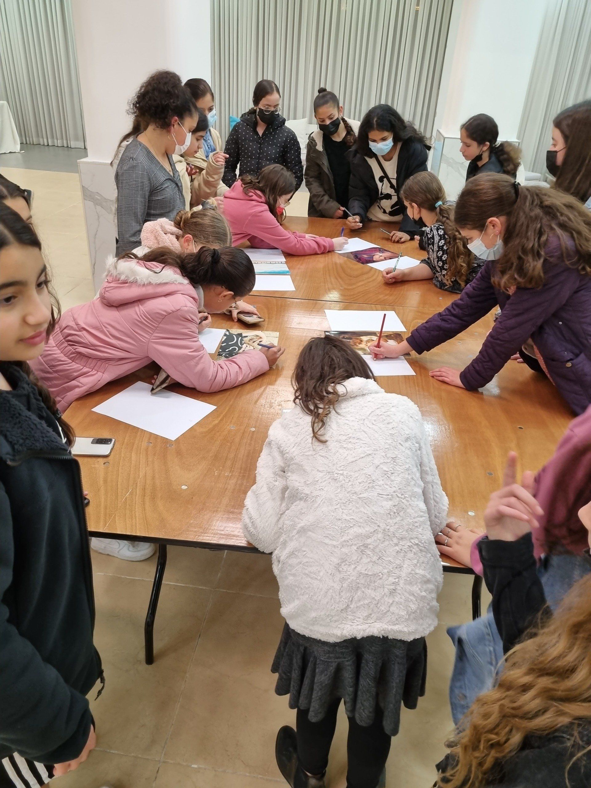 חברות נהנות בסדנת צילום בסלולרי