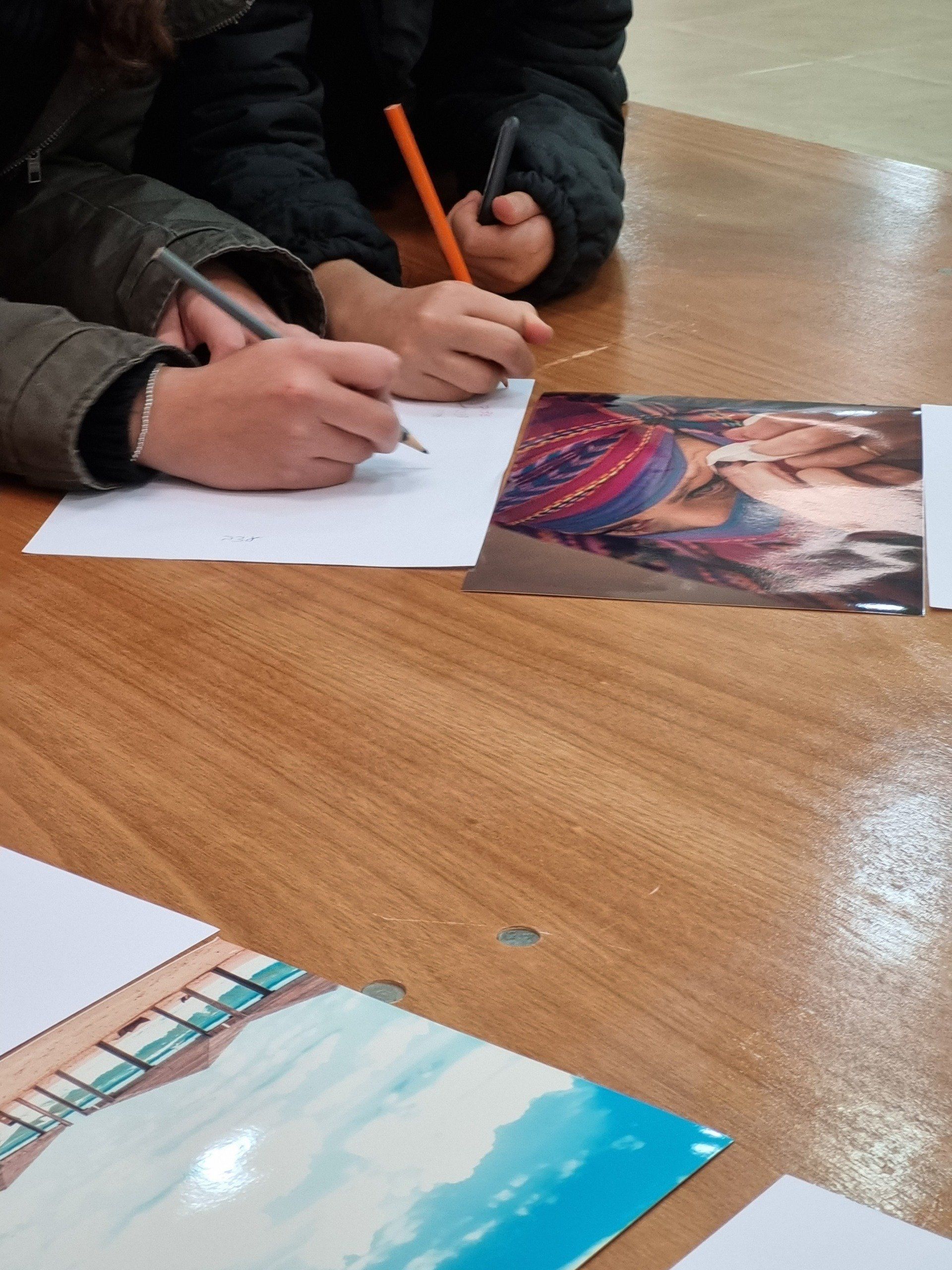 חברות נהנות בסדנת צילום בסלולרי