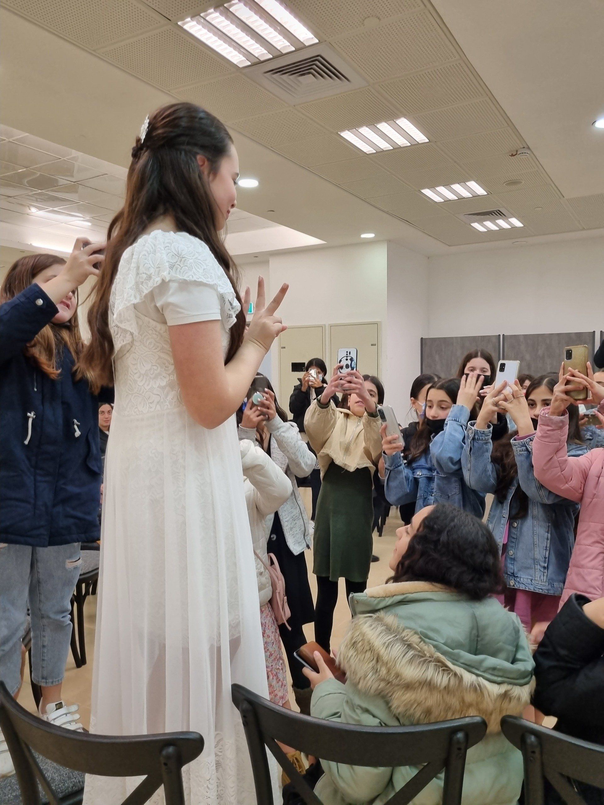 חברות נהנות בסדנת צילום בסלולרי