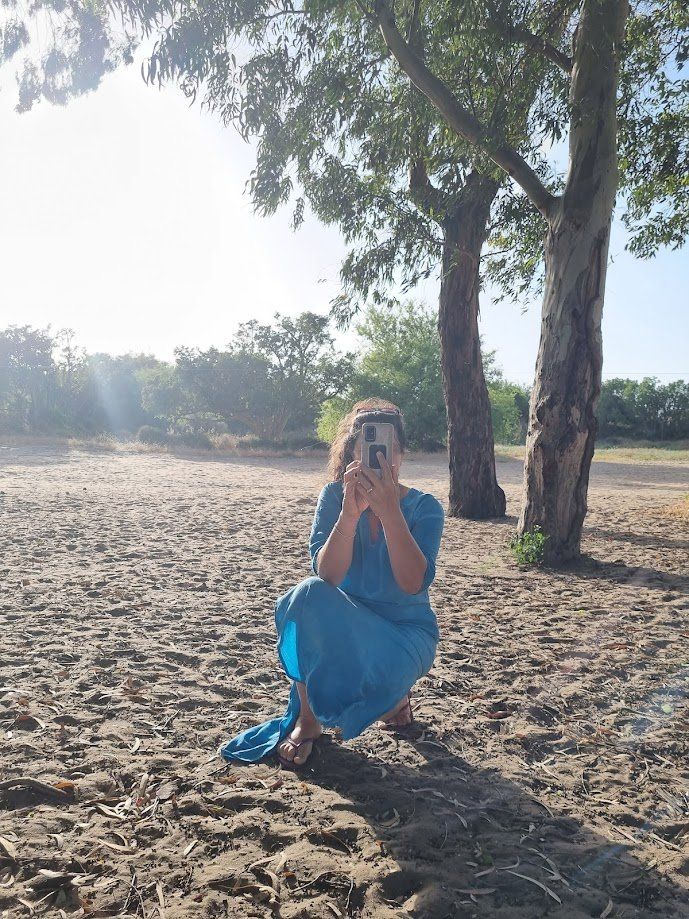 חברות נהנות בסדנת צילום בסלולרי