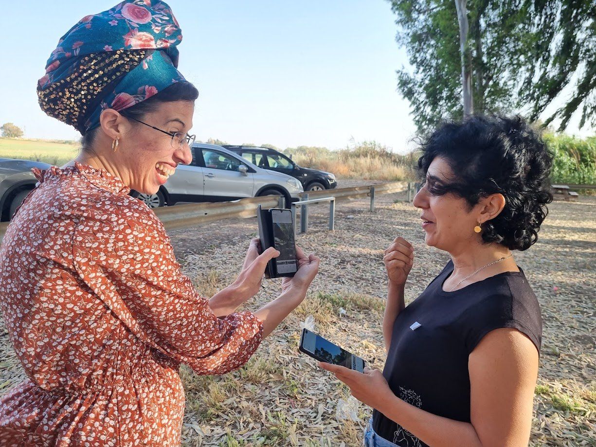 חברות נהנות בסדנת צילום בסלולרי