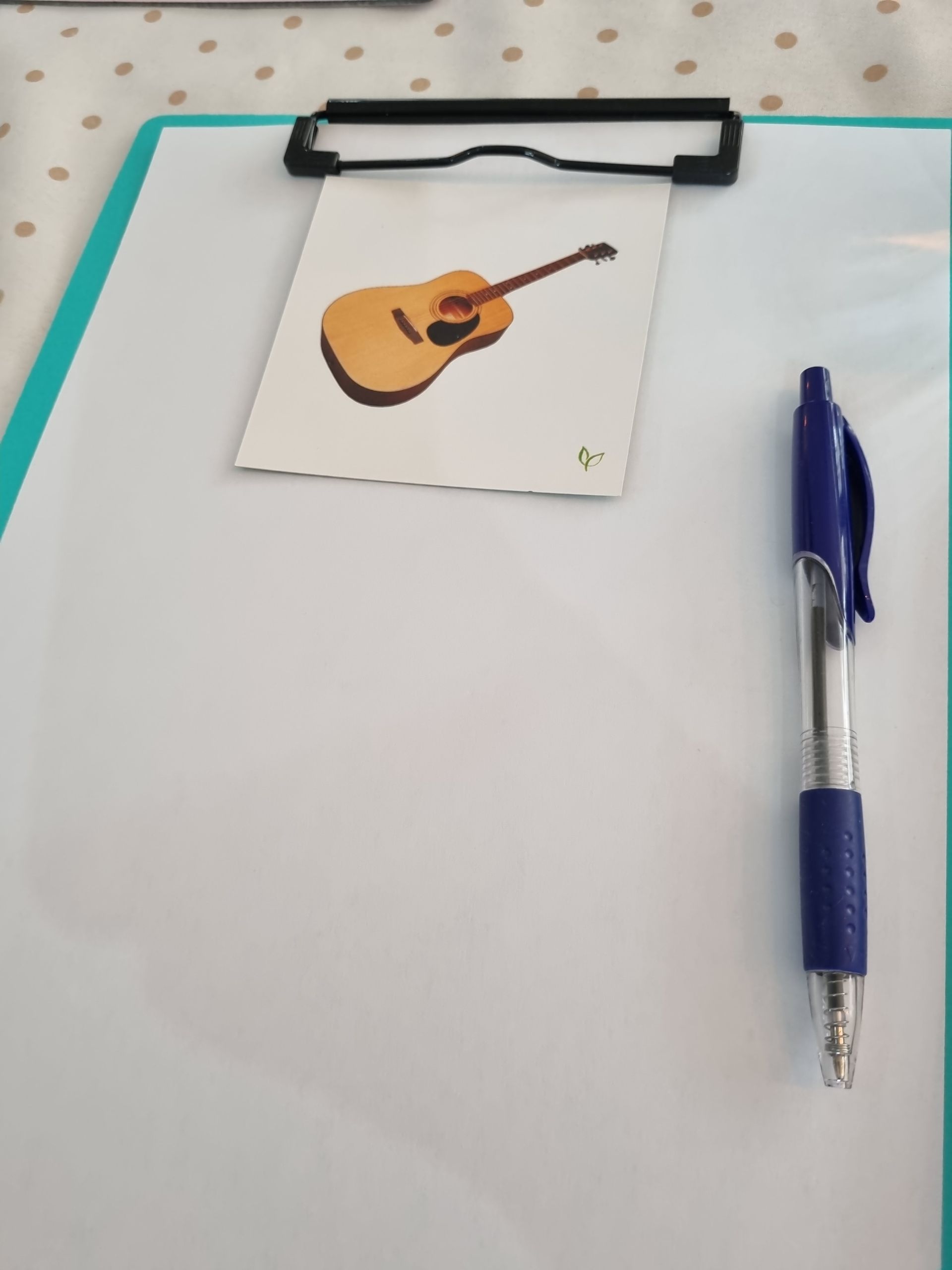 מצלמת הסלולרי משוטטת ואני מתבוננת בפרטים בסדנת צילום