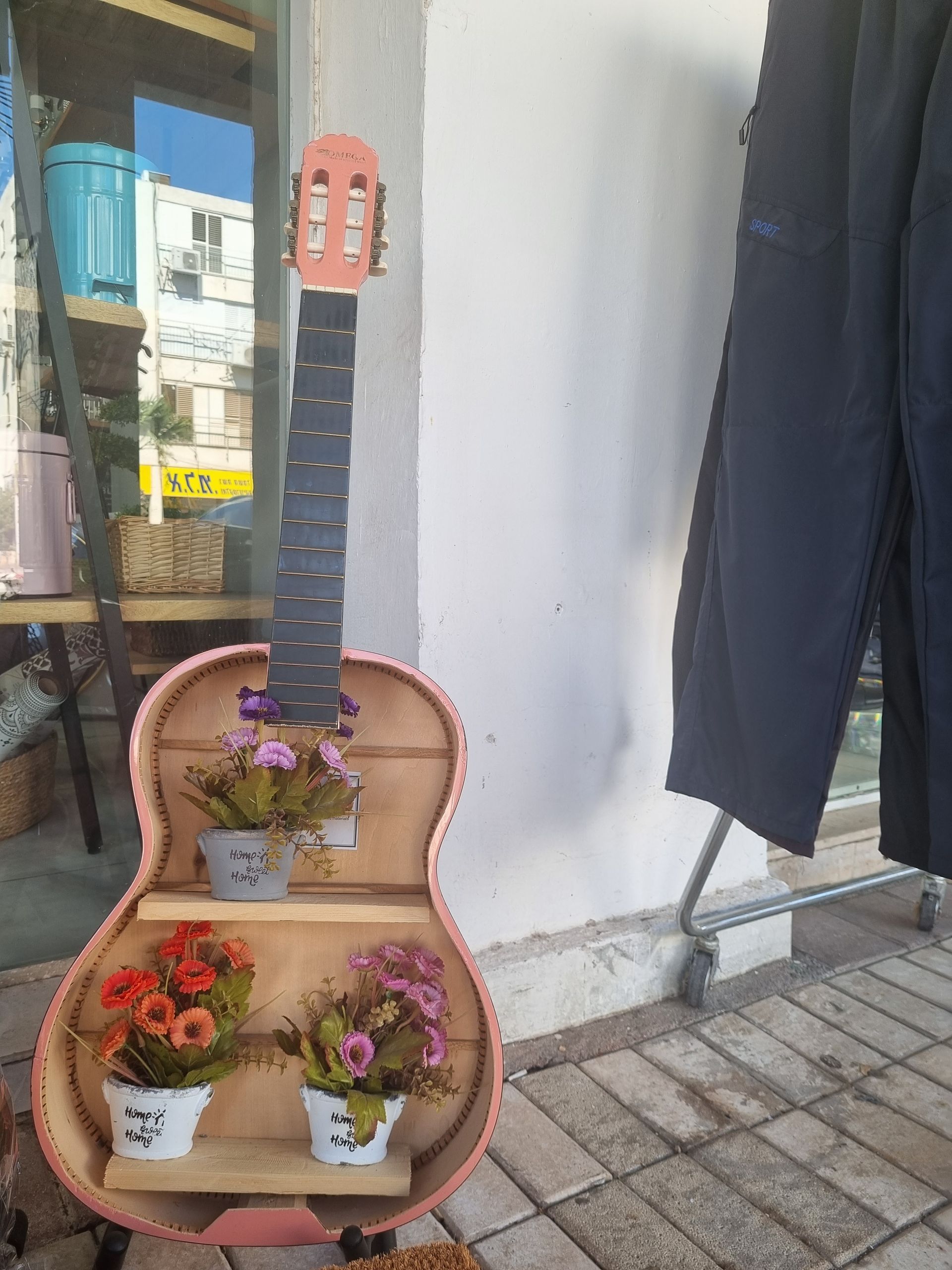 מצלמת הסלולרי משוטטת ואני מתבוננת בפרטים בסדנת צילום