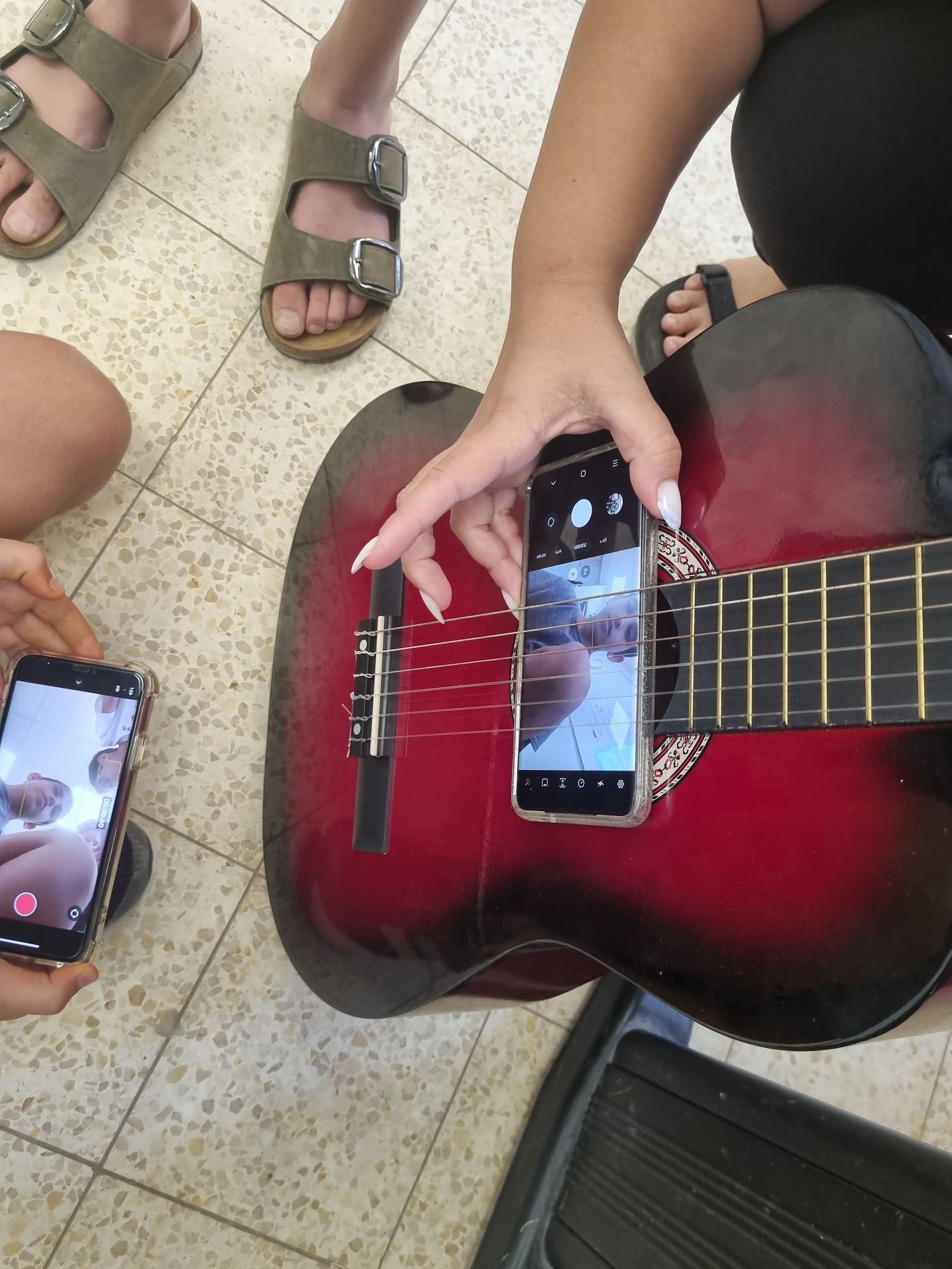 מצלמת הסלולרי משוטטת ואני מתבוננת בפרטים בסדנת צילום