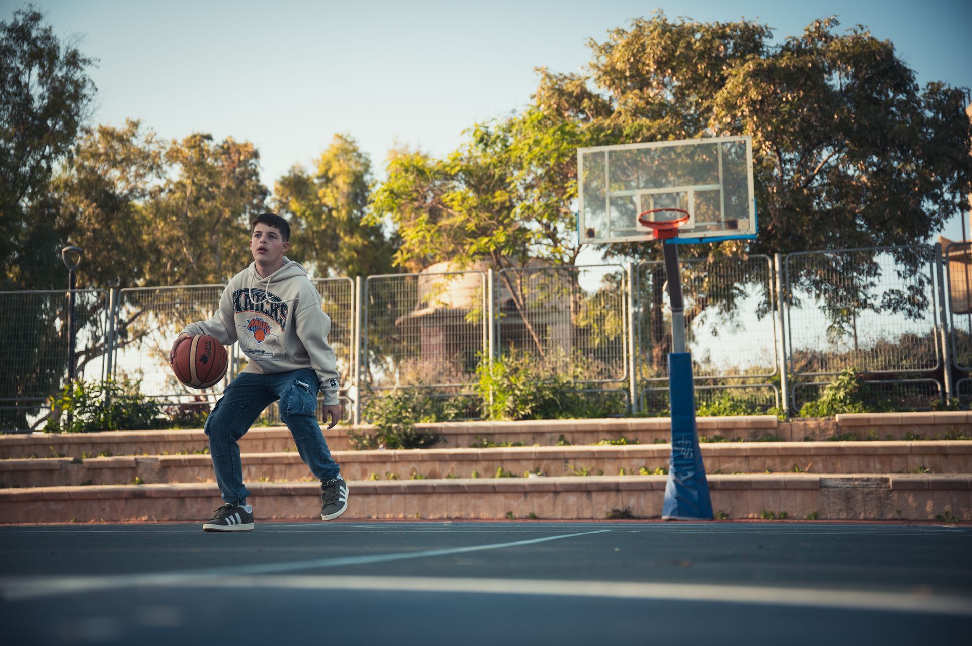ילד בר מצווה מכדרר כדורסל במגרש