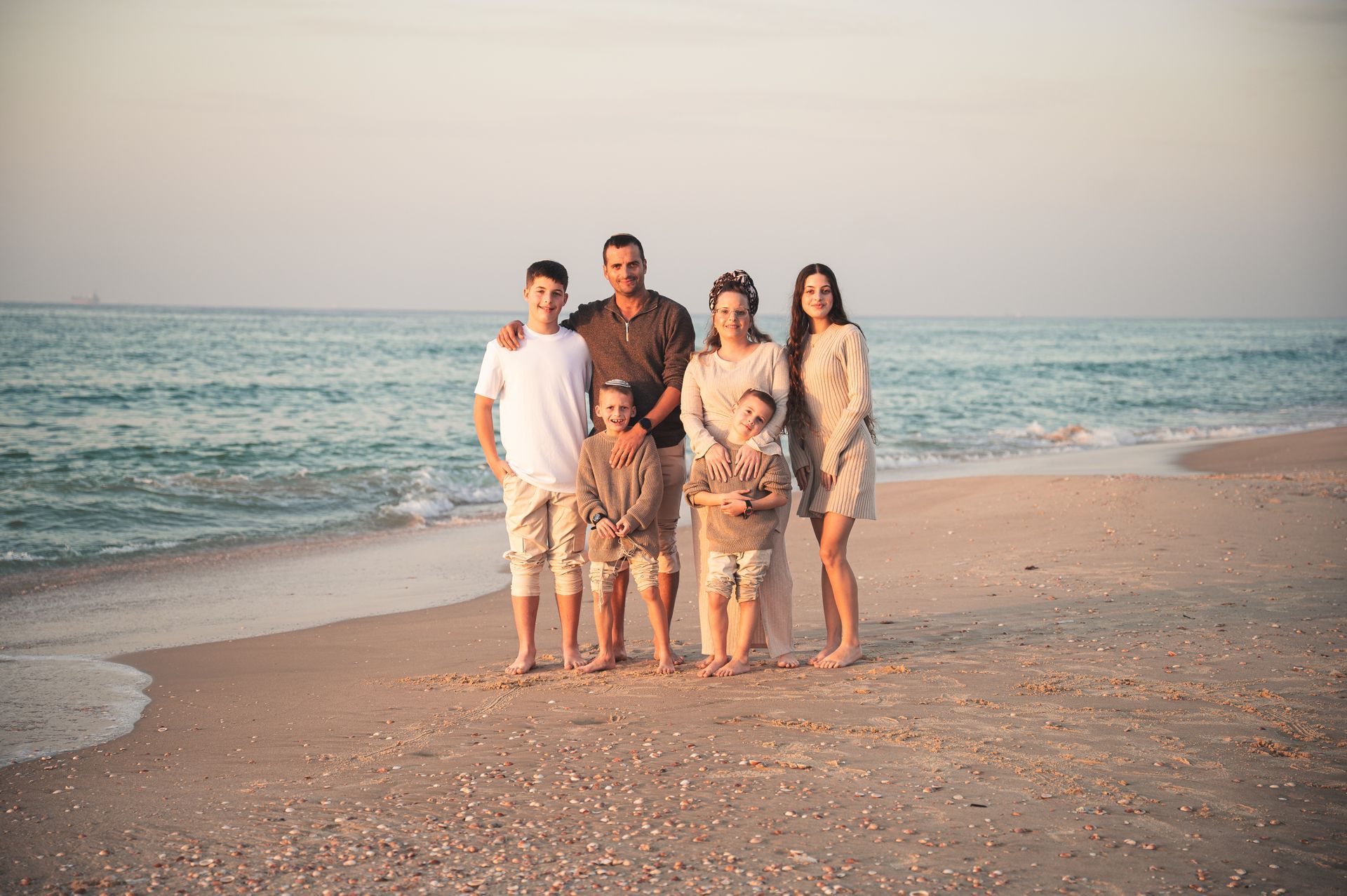 משפחה בת שש נפשות על רקע הים
