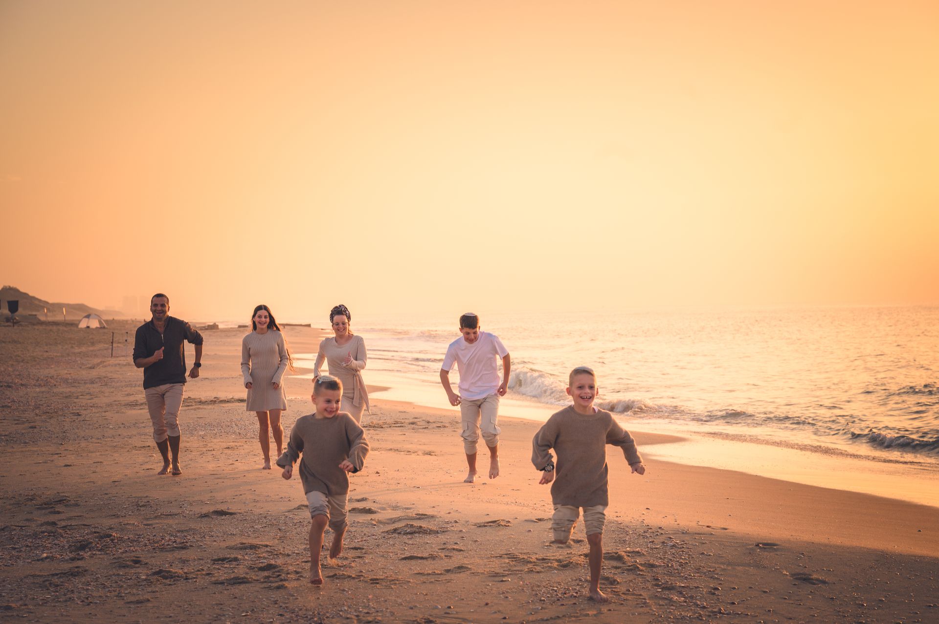 משפחה בת שש נפשות רצה על החוף