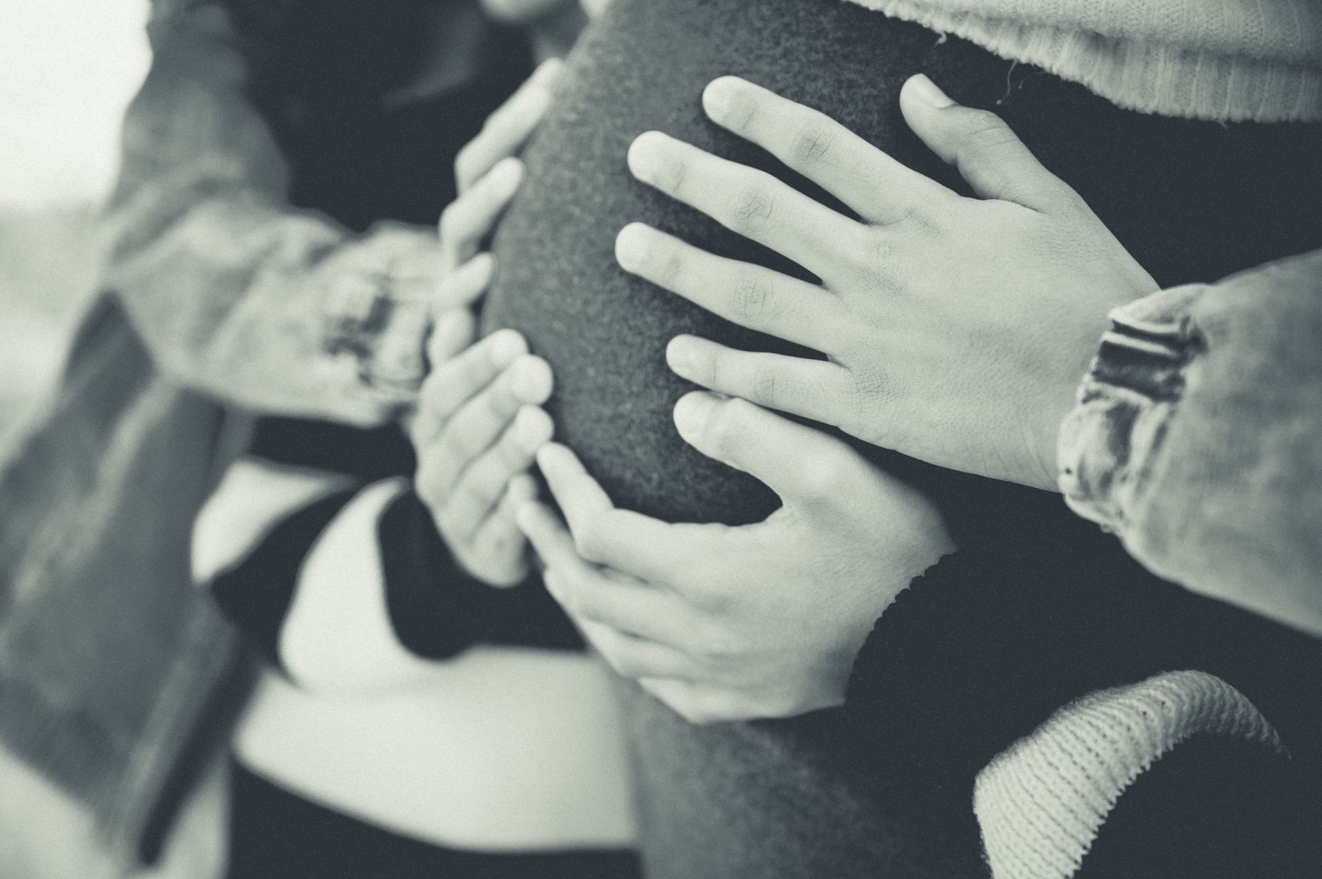 ידיים מחבקות בטן בהיריון