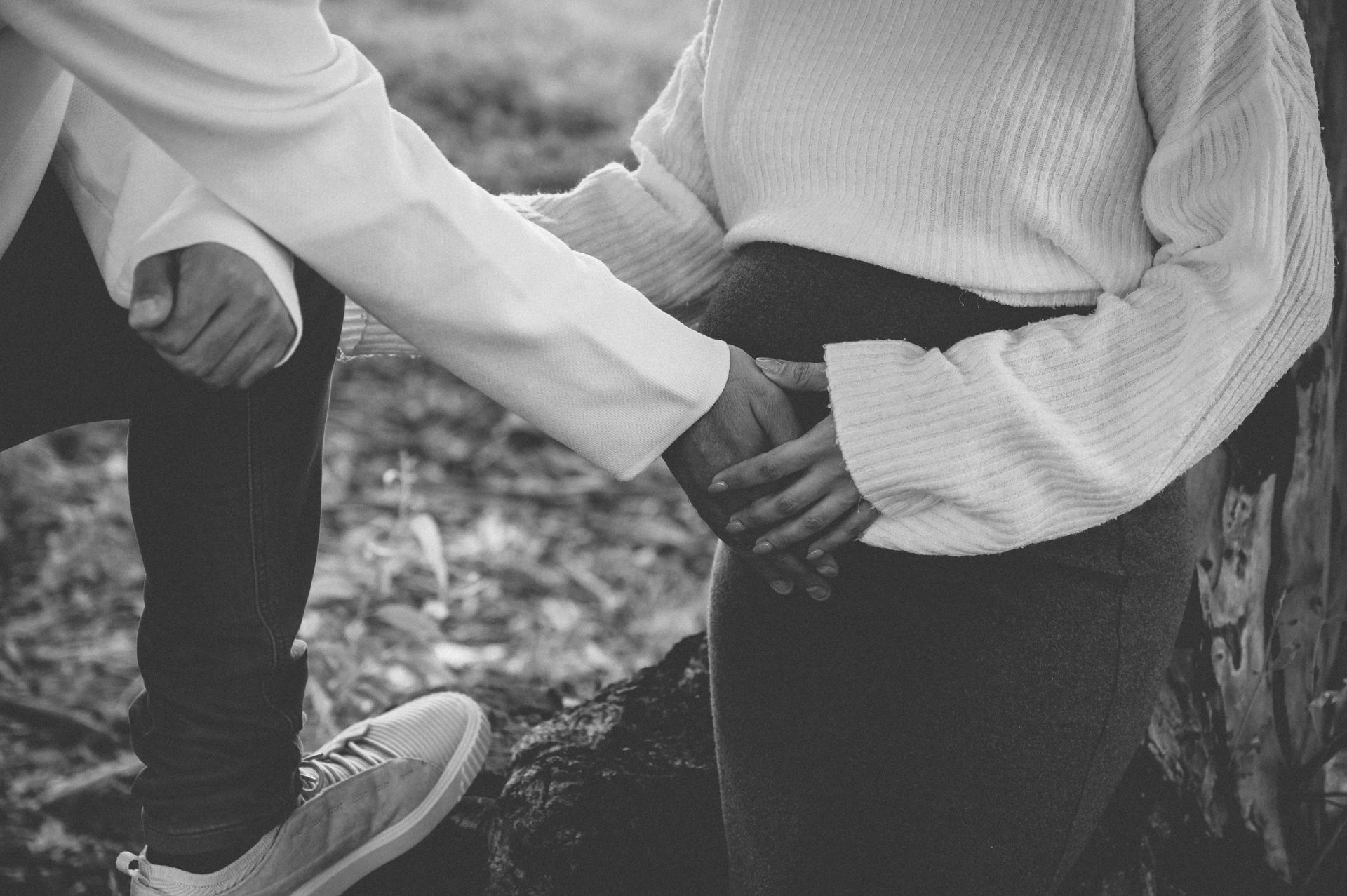 ידיים מקיפות בטן בהיריון