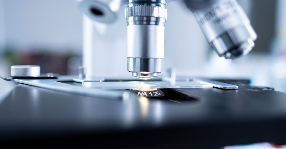 A microscope is sitting on top of a table in a laboratory.