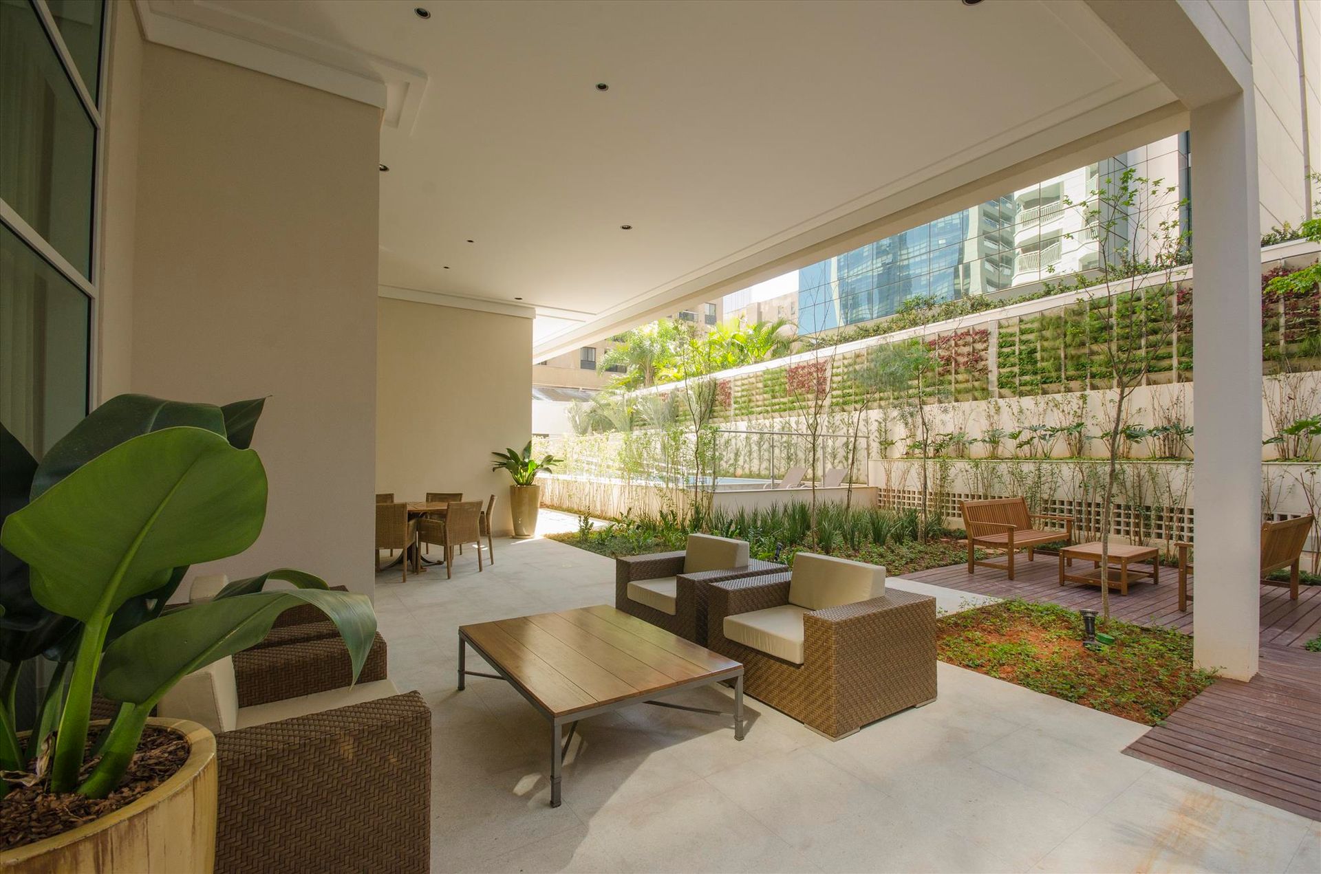 Rooftop Bar Mirante do eConfor Berrini ao pôr do sol, com lounge elegante e vista panorâmica da cidade.