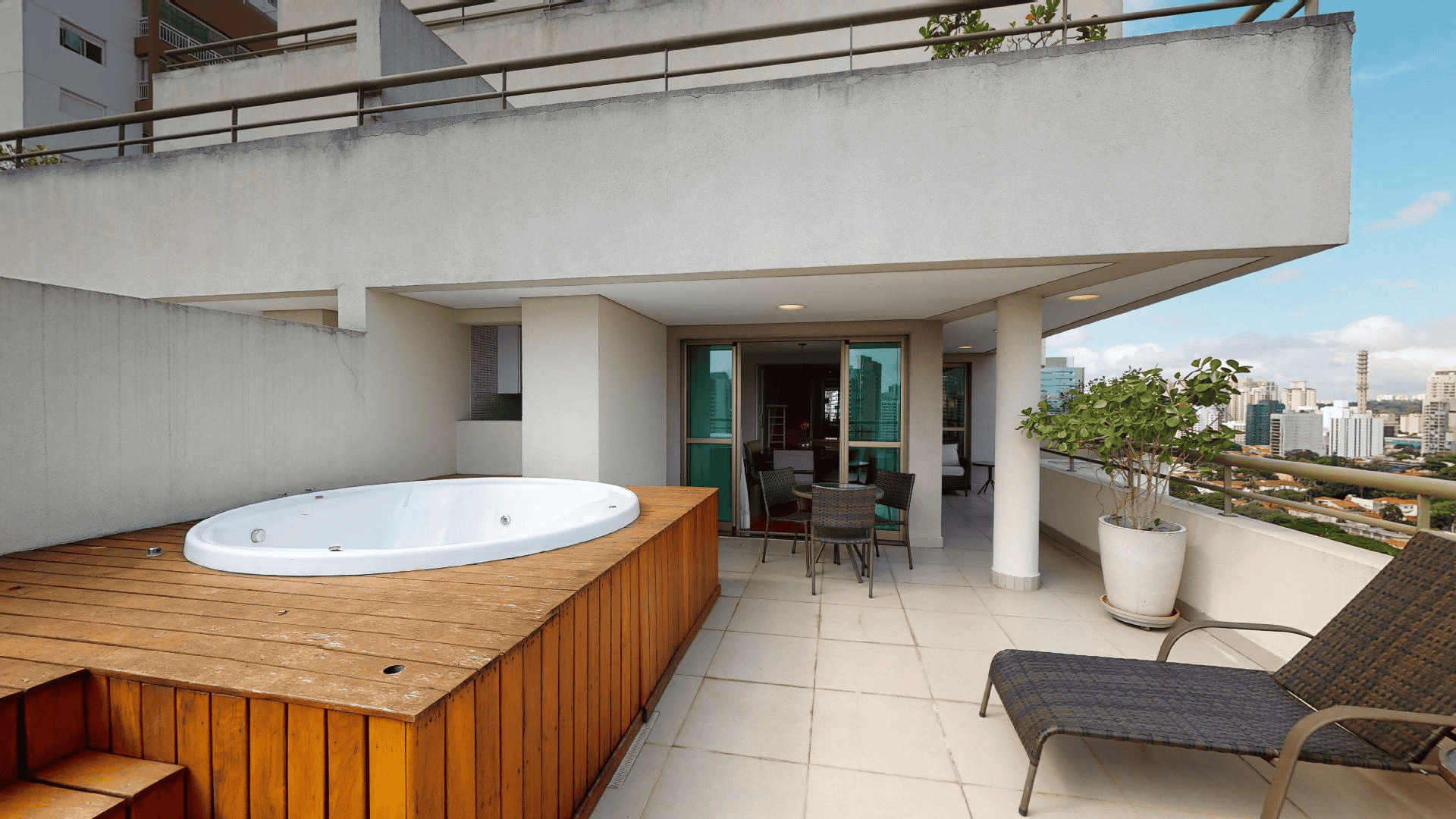 Sala de apartamento duplex de alto padrão da eConfor Berrini, com área de jantar espaçosa, iluminação natural e decoração moderna e aconchegante.