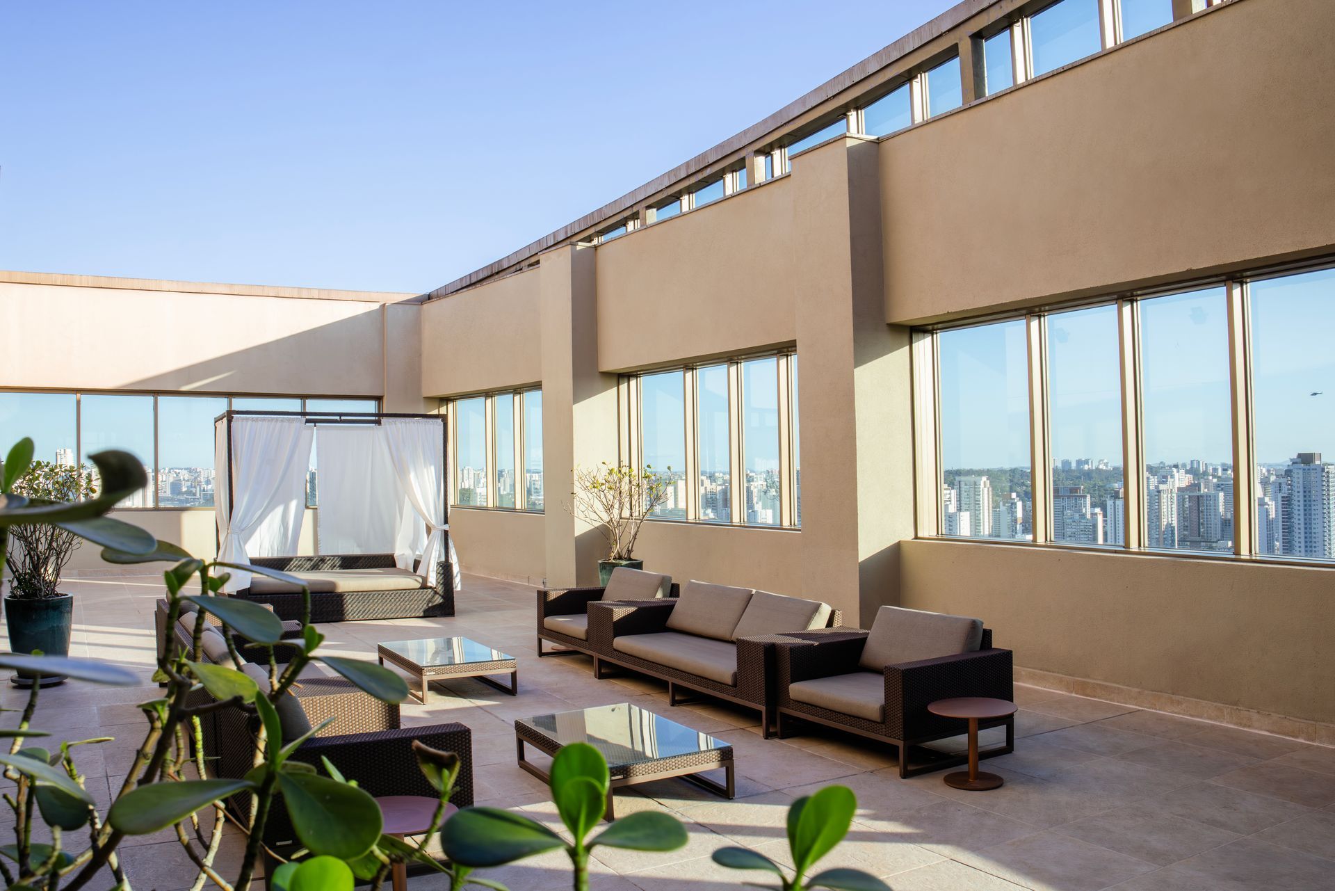 Há uma mesa e cadeiras no meio da sala.