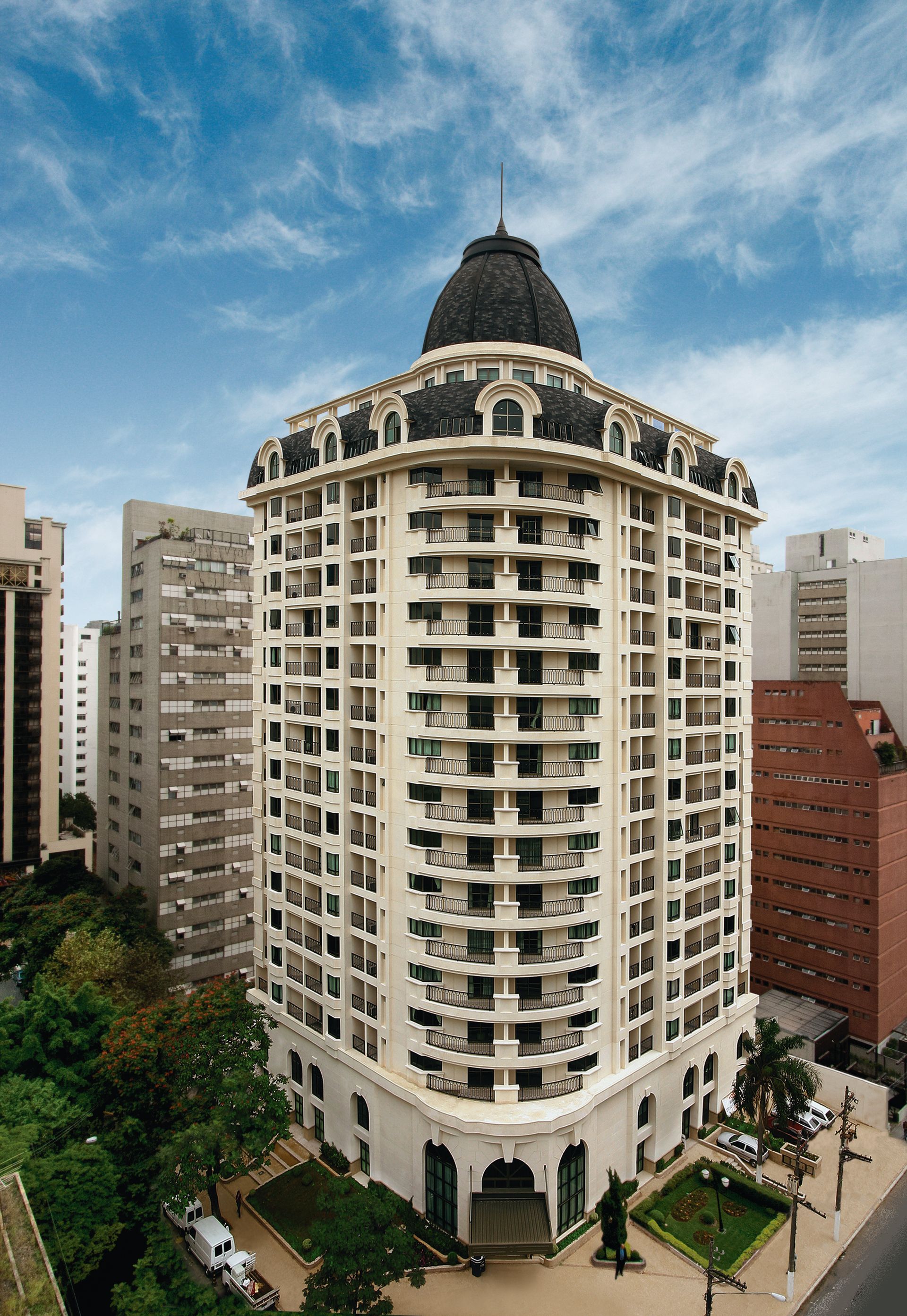 Uma mulher está sentada em um sofá segurando uma câmera