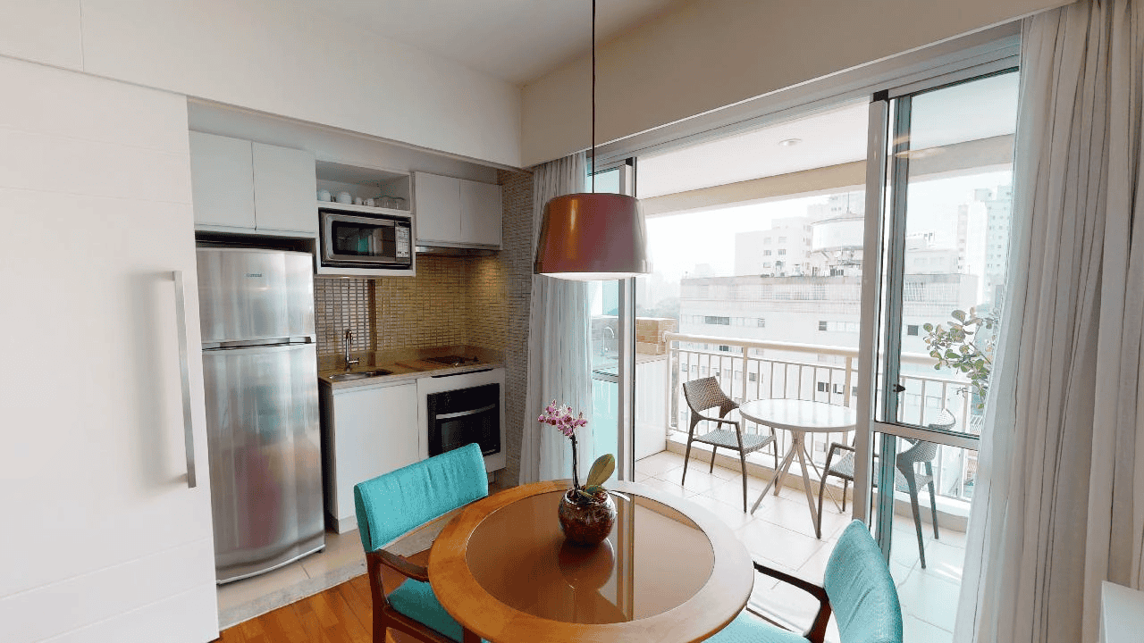 Sala de jantar integrada à cozinha em apartamento sofisticado da eConfor Paulista, com decoração contemporânea e ambiente acolhedor para trabalhar e viver.
