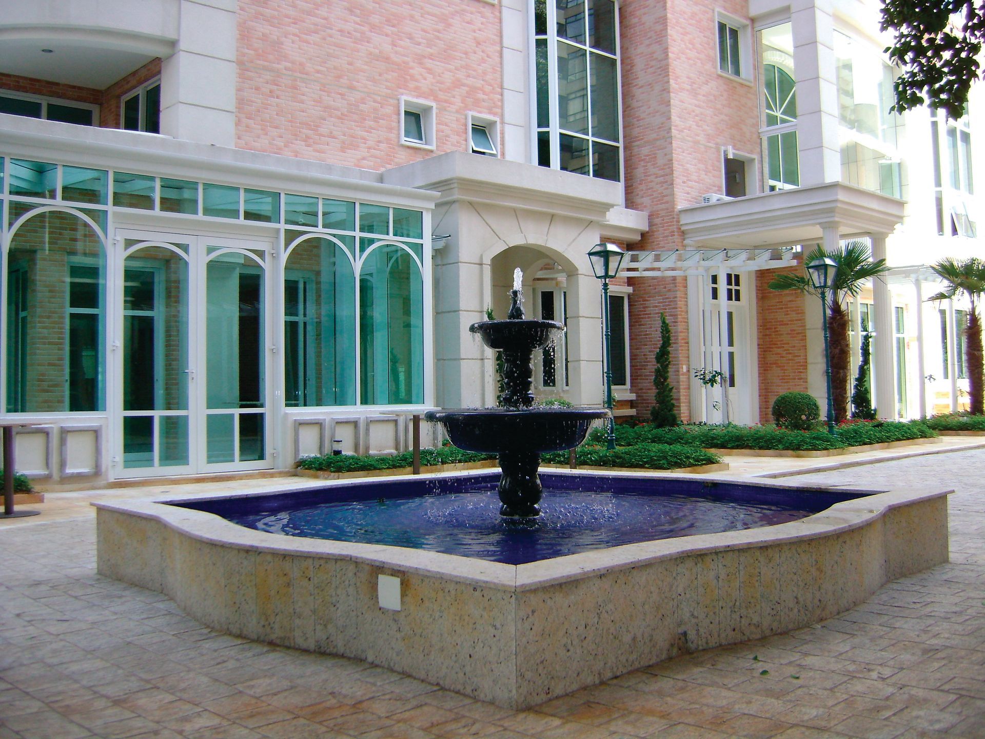 Há uma mesa e cadeiras no meio da sala.