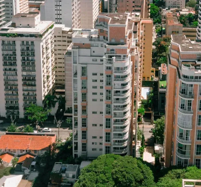 Uma mulher está sentada em um sofá segurando uma câmera