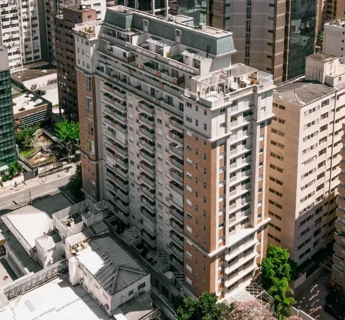 Uma mulher está sentada em um sofá segurando uma câmera