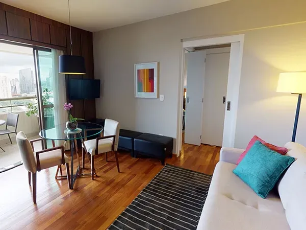 Sala de apartamento duplex de alto padrão do eConfor Berrini, no Brooklin, com varanda integrada, decoração moderna e ambientes amplos e confortáveis.