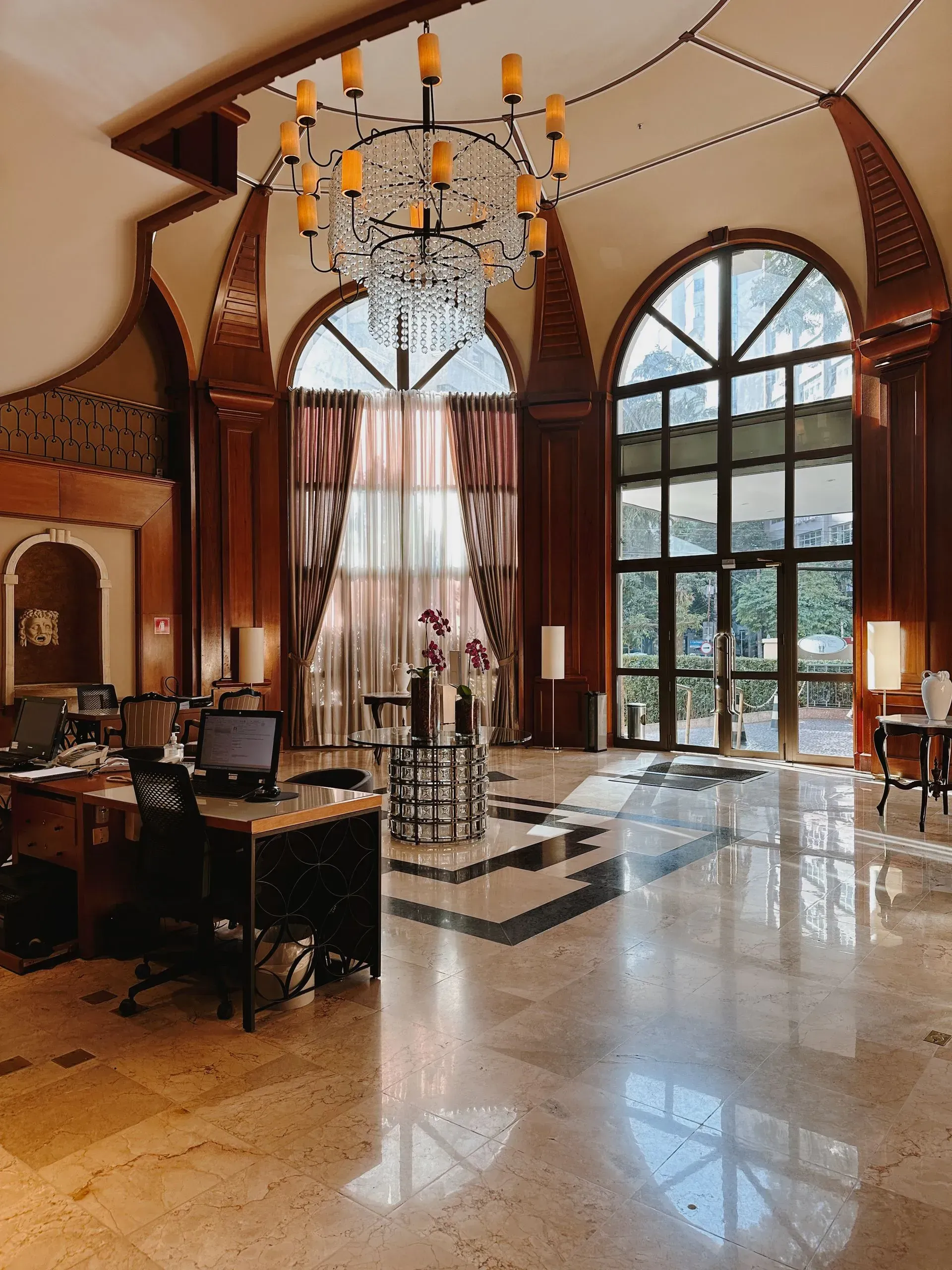 Rooftop Bar Mirante do eConfor Berrini ao pôr do sol, com lounge elegante e vista panorâmica da cidade.