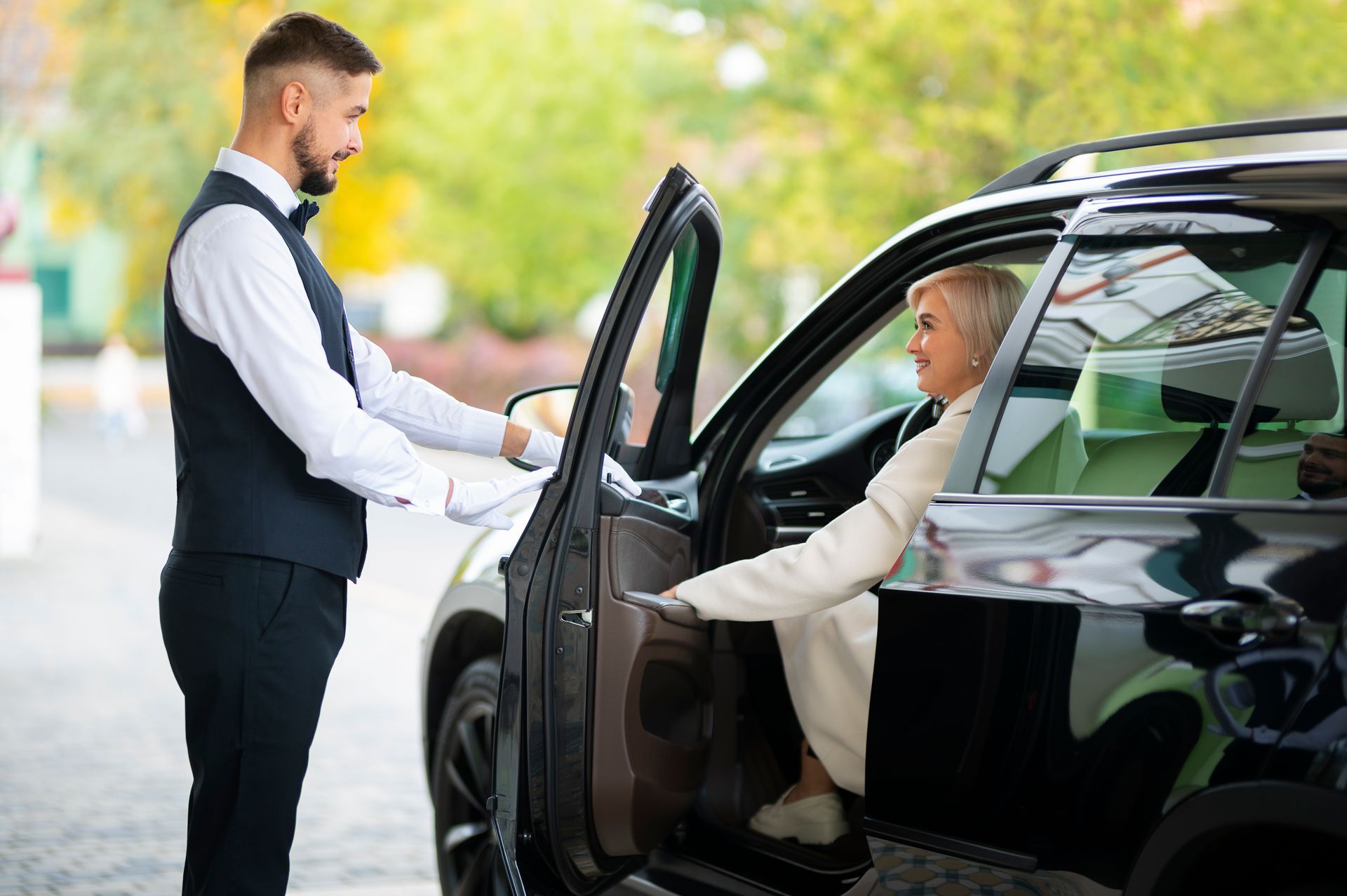 Um homem está ajudando uma mulher a sair do carro.