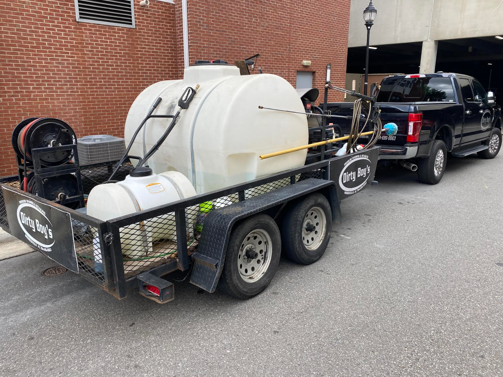 A brick building with the word food lion on it