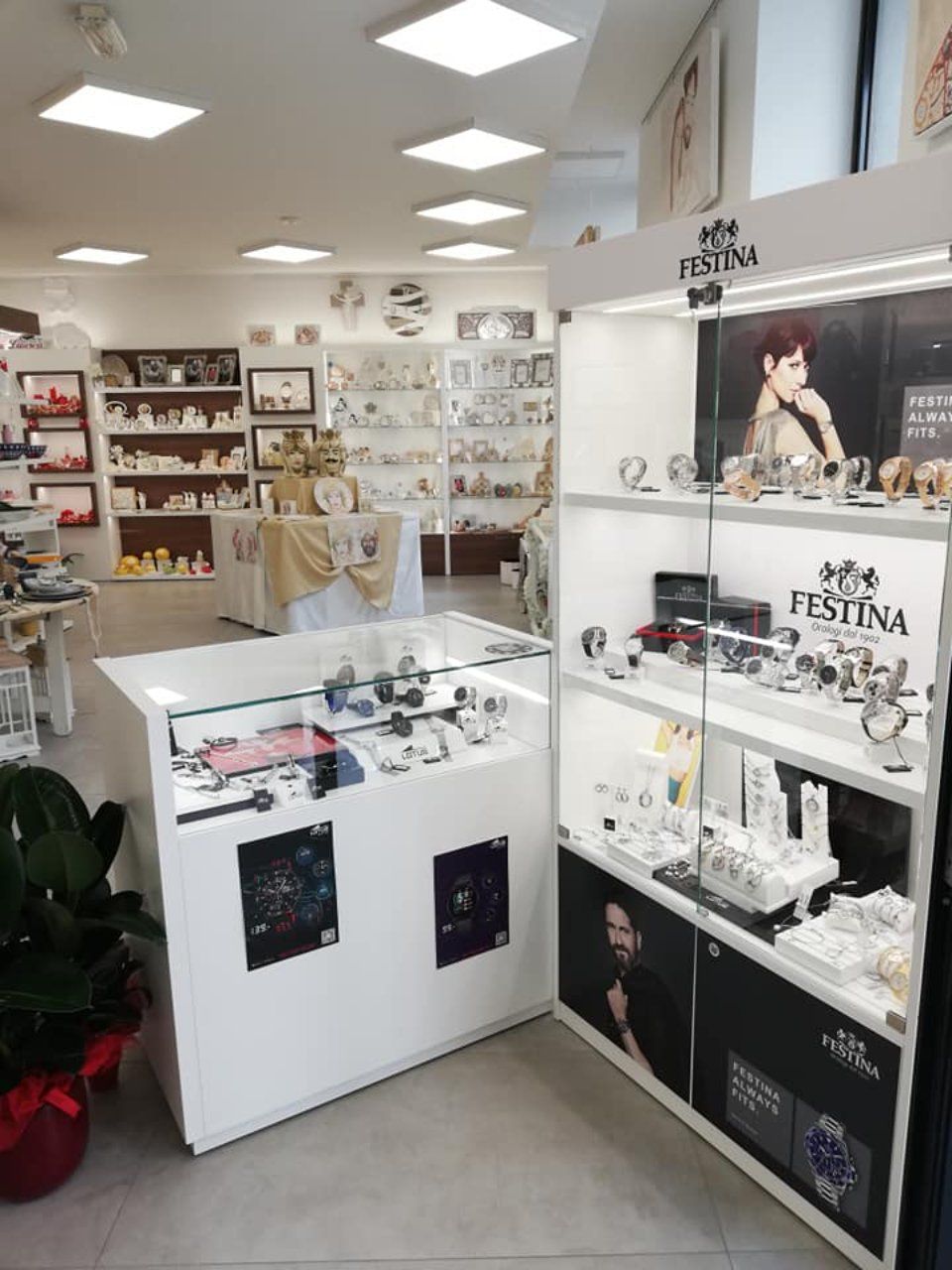 vasta scelta di gioielli esclusivi