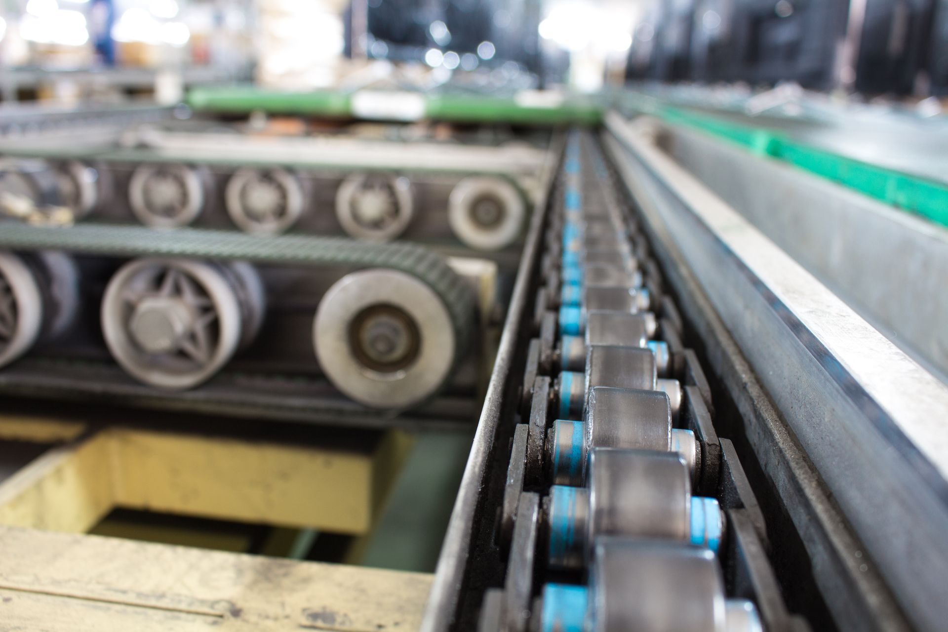 Un tapis roulant avec des roues dans une usine