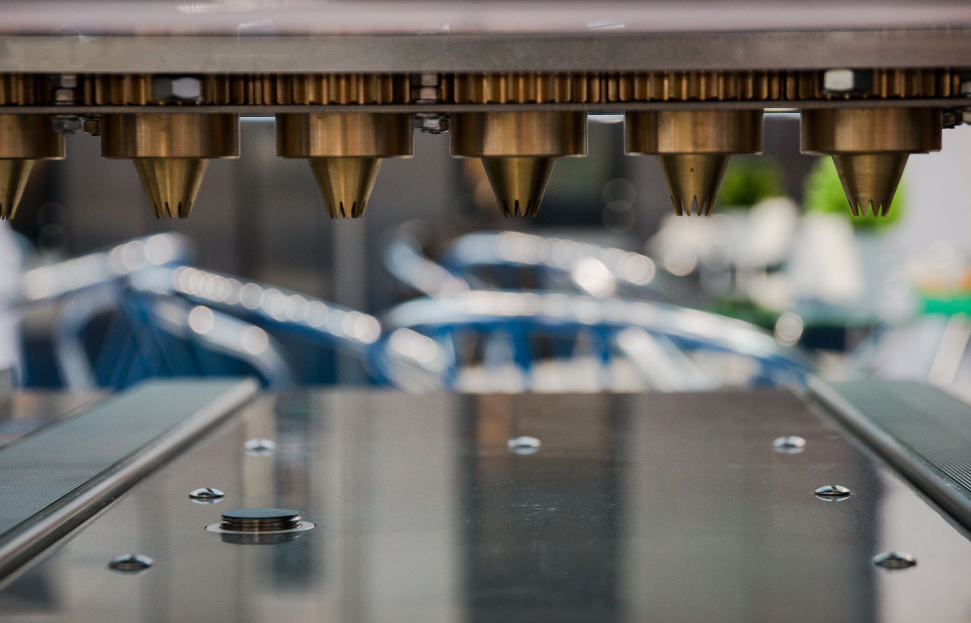 Un gros plan d'une machine avec beaucoup de buses dessus.