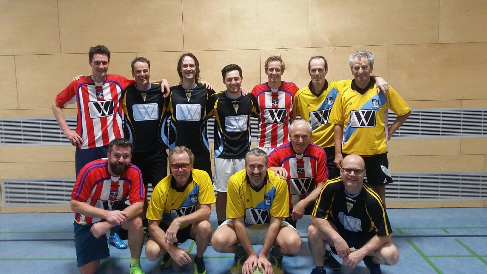 Eine Gruppe Männer posiert in einem Fitnessstudio für ein Foto.