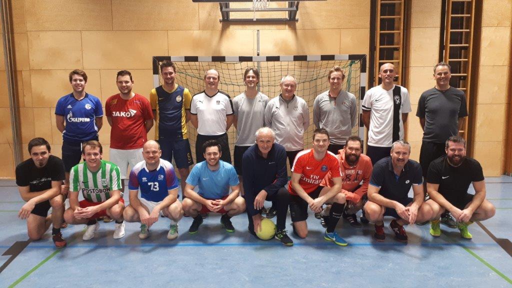 Eine Gruppe Männer posiert in einem Fitnessstudio für ein Foto.