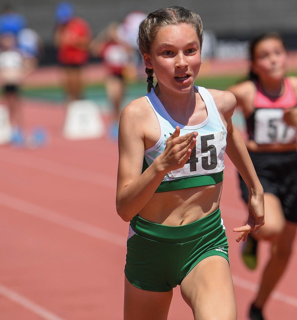 Eine Läuferin mit der Nummer 45 läuft auf einer Strecke